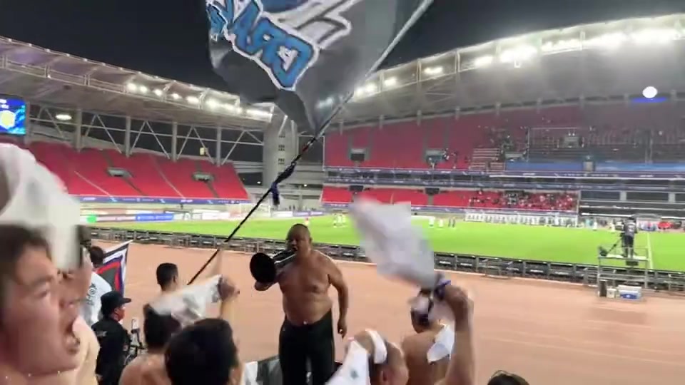 热情可太热了三镇男球迷集体脱衣庆祝