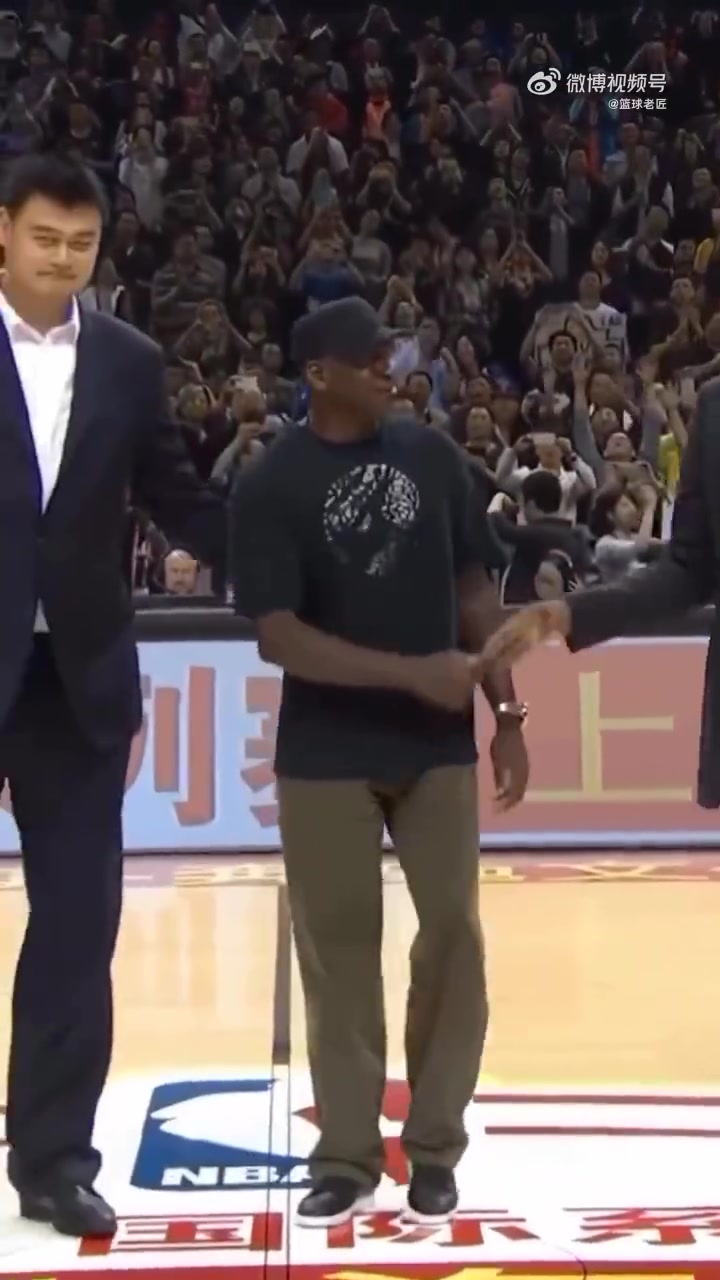 姚明这情商实在太高了合影时主动把C位让给了乔丹