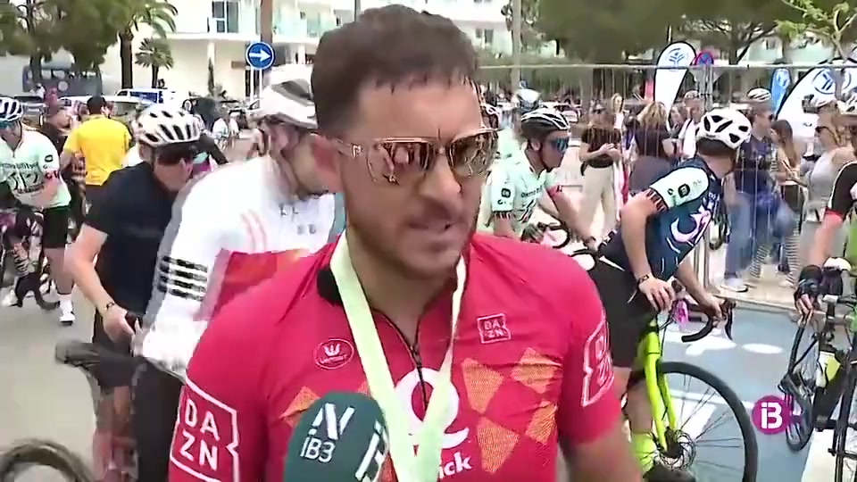 享受生活阿扎尔参加自行车赛赛后还喝了瓶啤酒