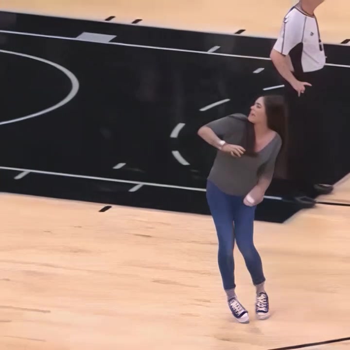 WNBA普拉姆在马刺主场扔毛巾名场面
