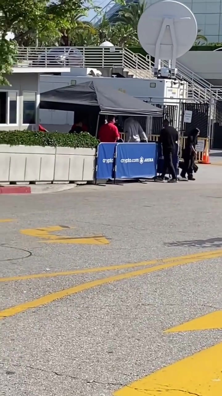 没啥用啊湖人球迷赛前场外狂喷爱德华兹