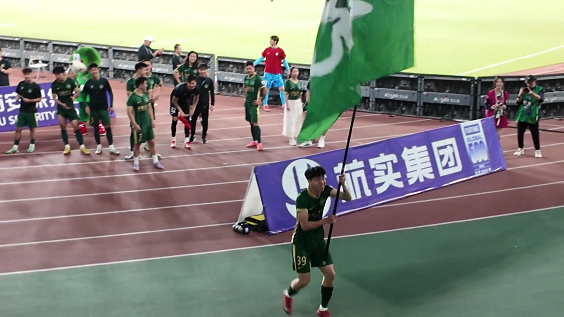 玩心大起王钰栋状态太热了被球迷泼水降温