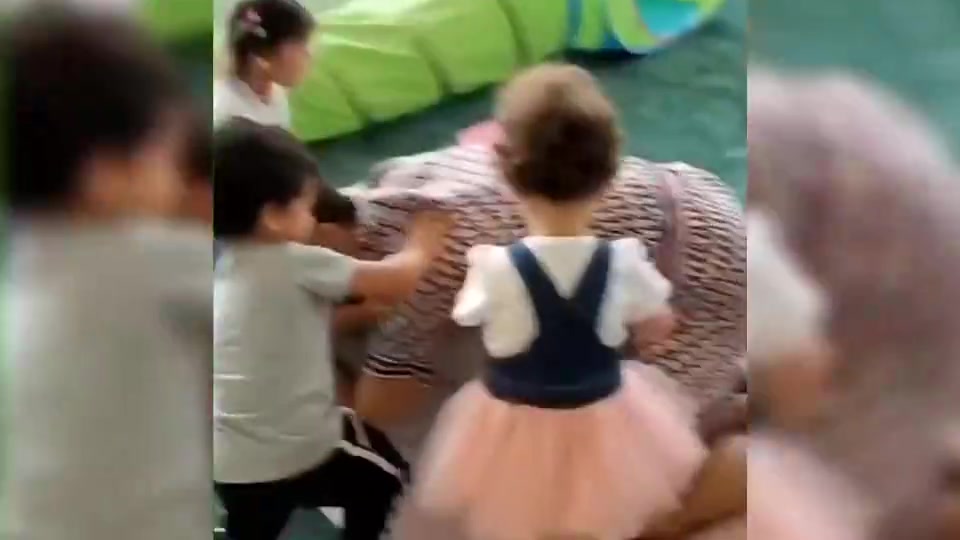 C罗当年紧紧抱住女友屁股让孩子们推开