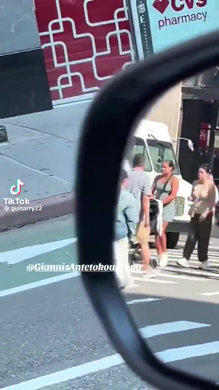 这么快就开启度假模式字母哥拖家带口出现在纽约街头