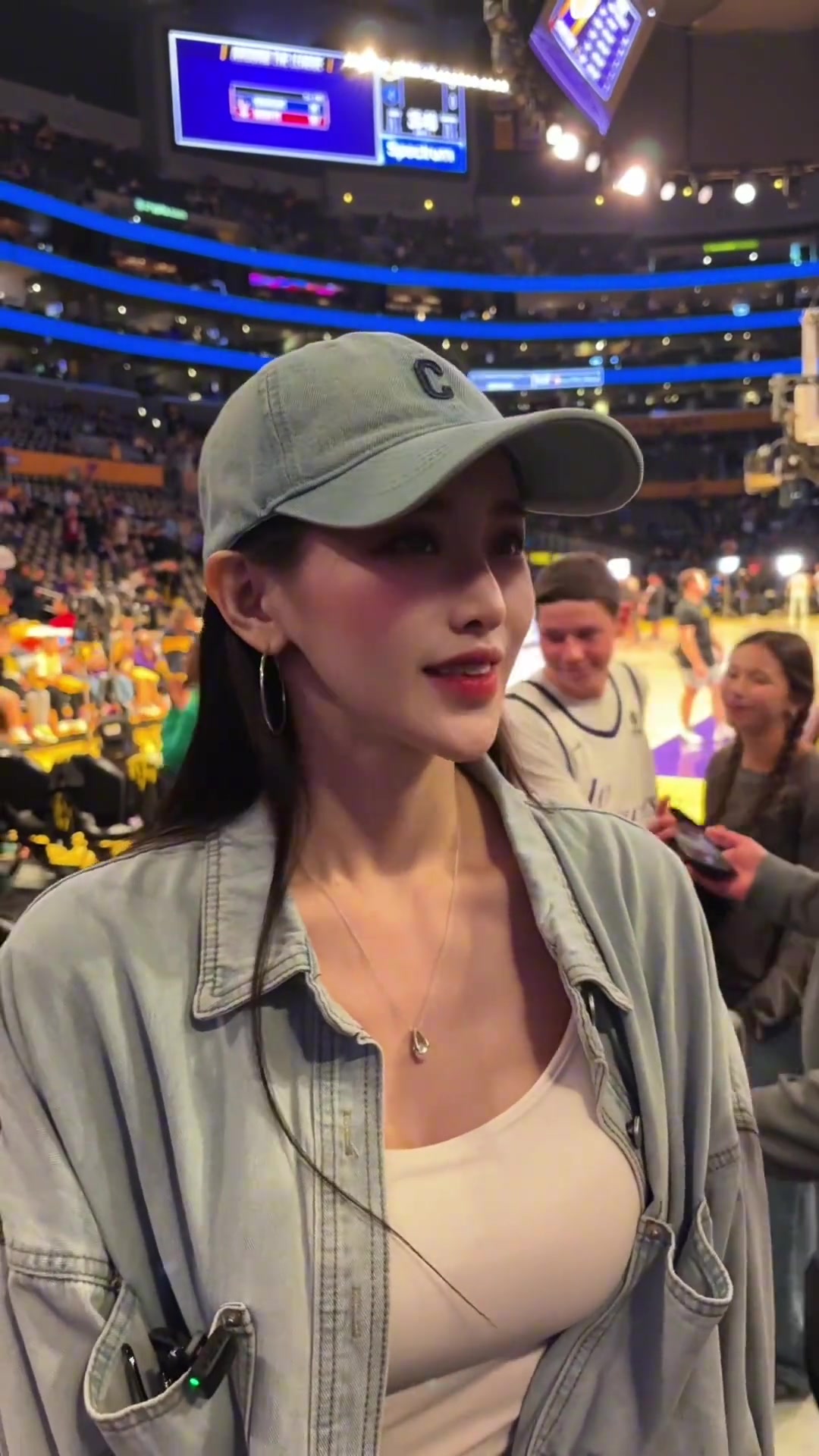 美女球迷现场看球被问到心中前三球星詹姆斯科比和爱德华兹