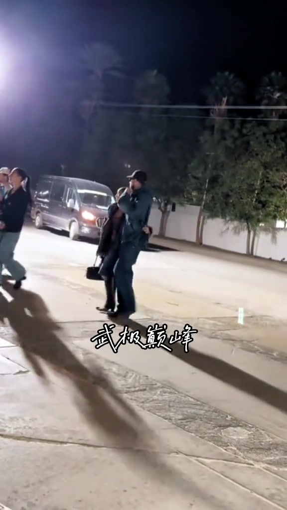 球场失意情场得意布克被拍到与新女友深夜散步