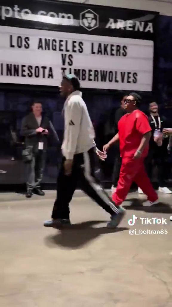 爱德华兹赛后球员通道模仿詹密夏普Lakers in 5