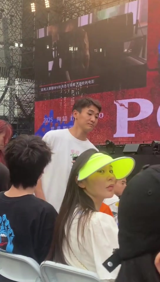 高颜值️韦世豪与妻子观看陶喆演唱会