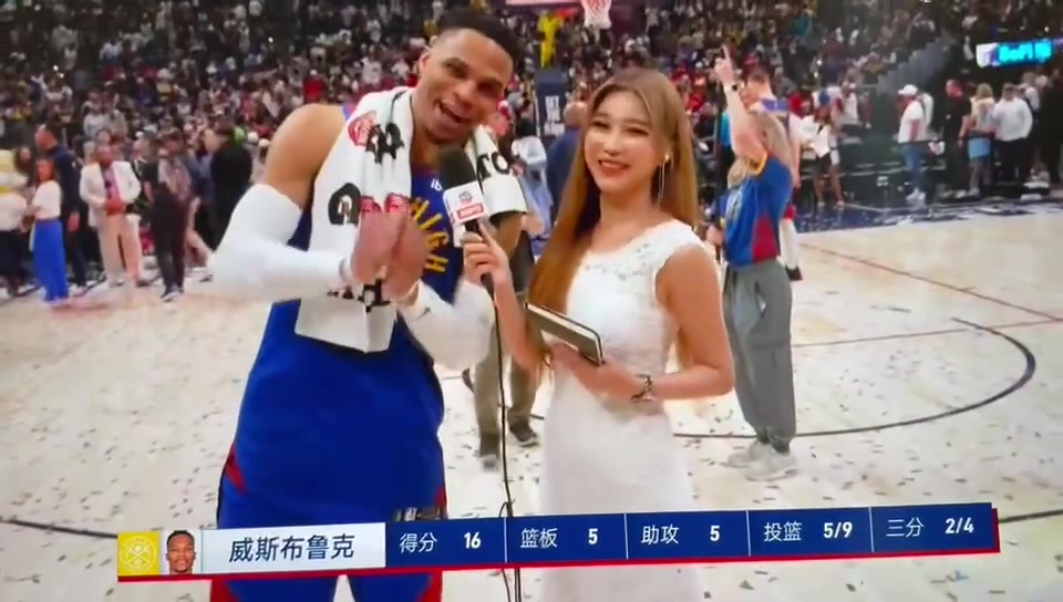 永远的唐装威少威少赛后向中国球迷比心太爱你们了再见️