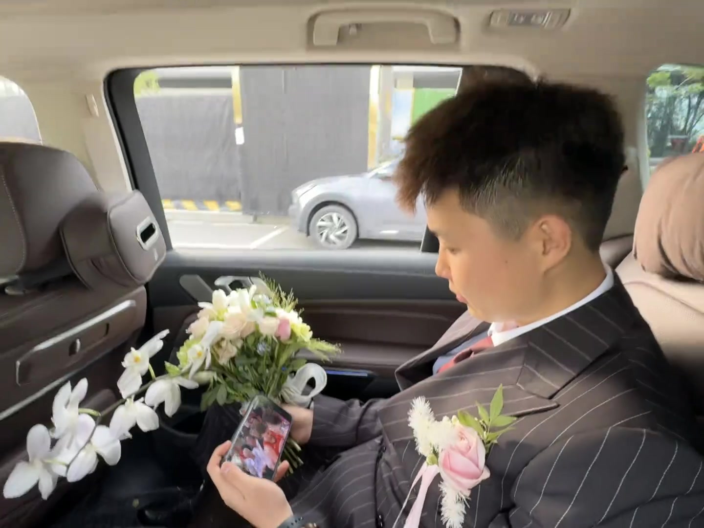 这是真的热爱哈男子结婚在婚车上拿着手机看火勇季后赛