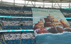 大连球迷巨型Tifo“足球复兴”震撼梭鱼湾球场！