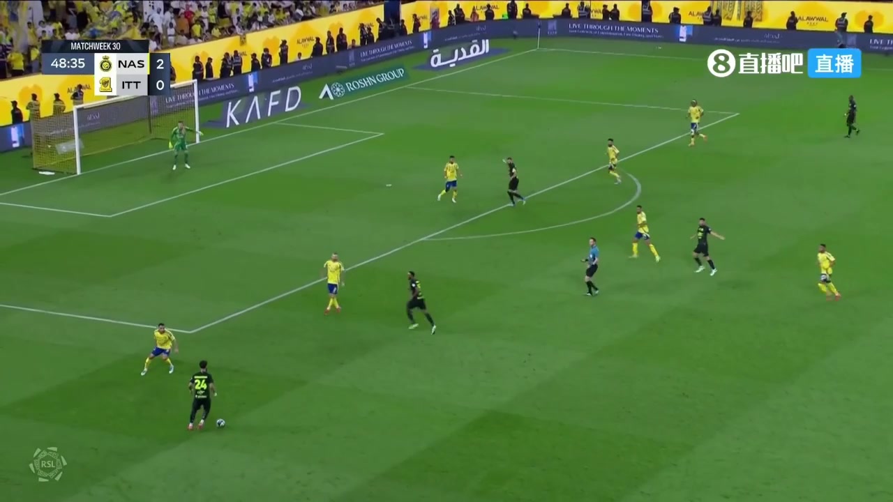 吉达联合扳回一城本泽马高高跃起头球破门