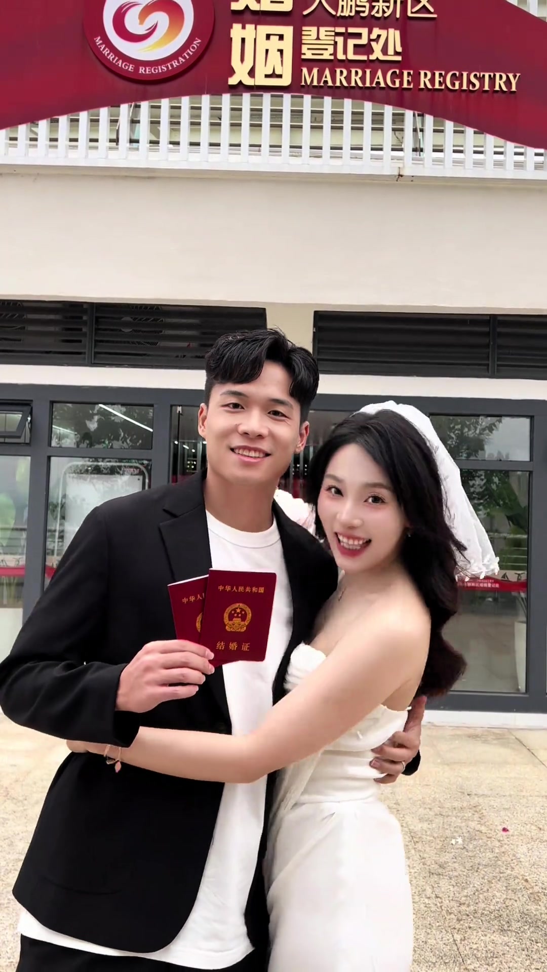段刘愚真有福气老婆这么漂亮啊看着像是杏花眼