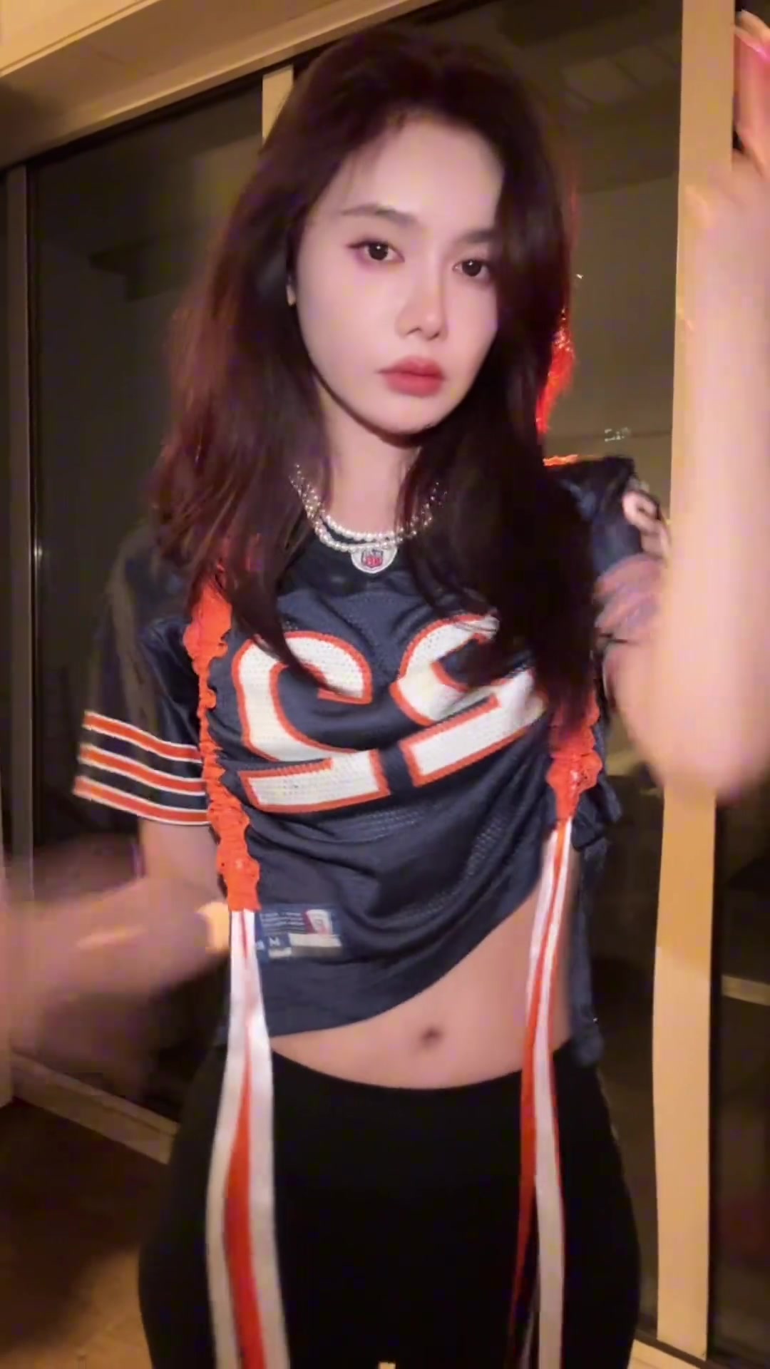 跨界了美娜身穿一身足球服跳手势舞来个帅的